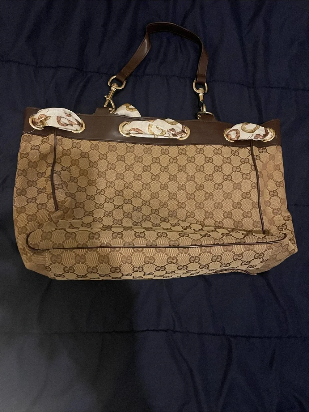 Gucci signature gg